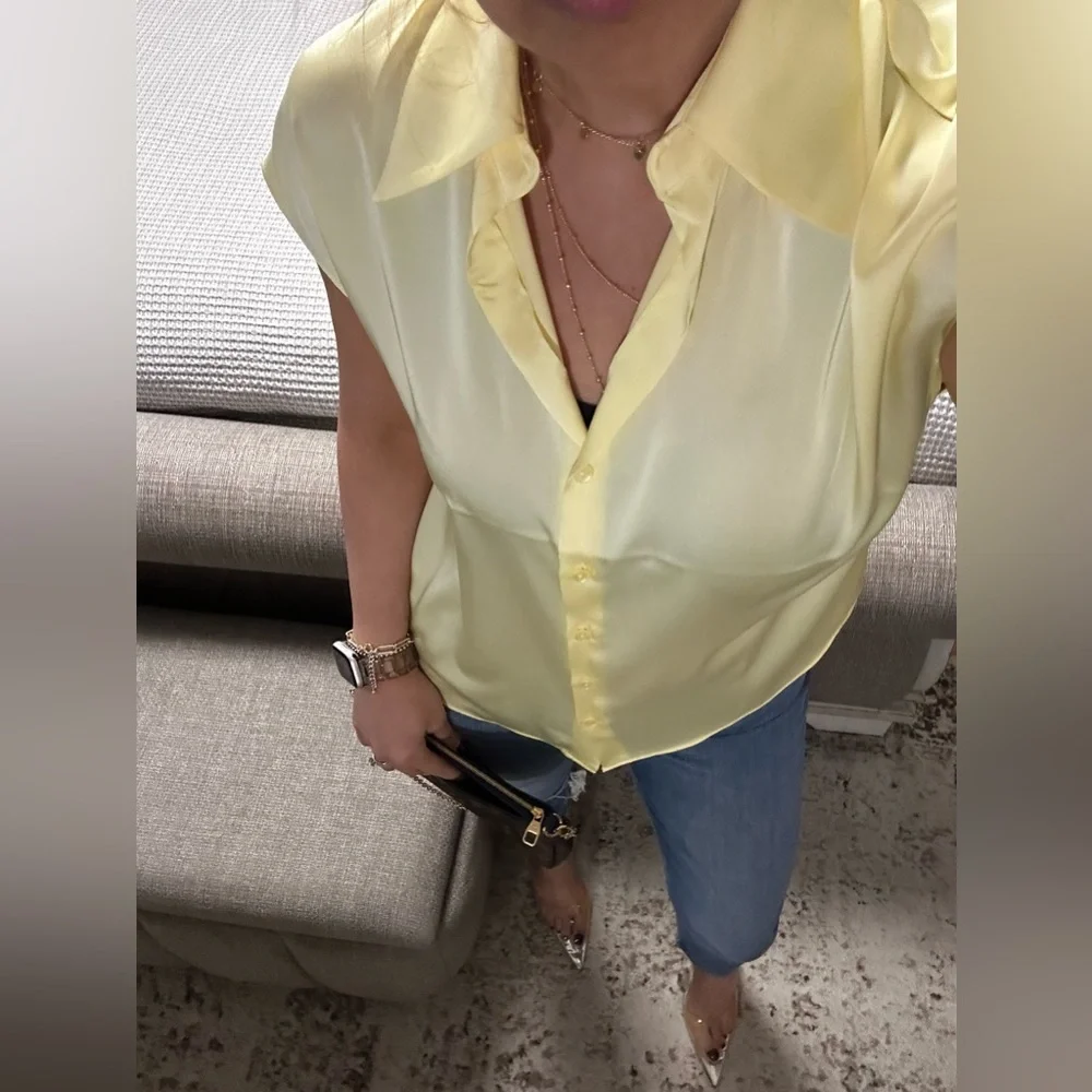 New๐Elegant Yellow short sleeve button front blouse - Picture 5 of 8